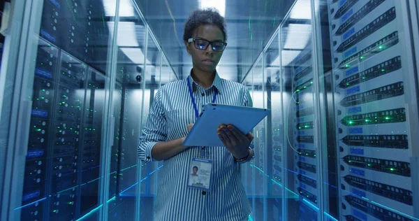 Mujer negra con hardware de servidor de comprobación de tableta — Foto de Stock