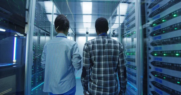 Especialistas en informática étnica con tableta en la sala de servidores — Foto de Stock