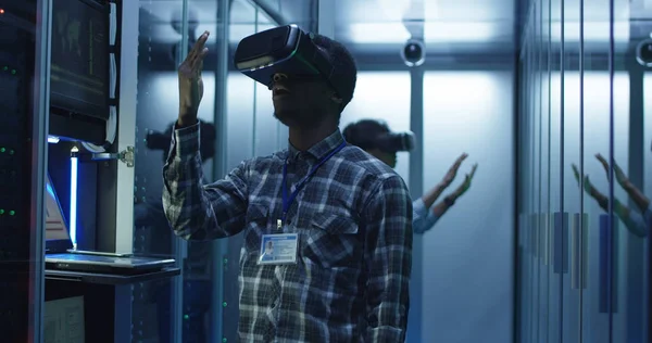 Especialistas en TI étnica usando gafas VR en la sala de servidores — Foto de Stock