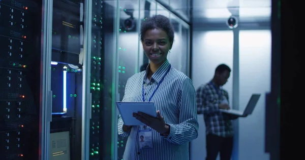 Ler etniska kvinna i datacenter — Stockfoto