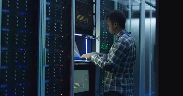 Server specializzati di IT africani barbuti in data center — Foto Stock