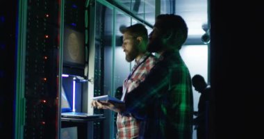 Mühendisler incelemesi çiftlik donanım ayarlama coworking