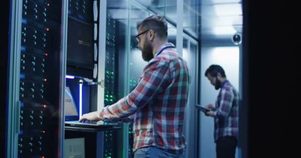 Hombres coworking en la moderna sala de servidores del centro de datos — Vídeo de stock