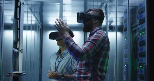 Разнообразный ИТ-специалист, использующий очки VR в серверной — стоковое видео