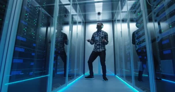 Танцующий черный IT-инженер в серверной — стоковое видео