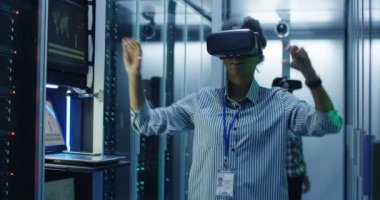 Veri merkezinde çalışan Vr bardaklarda etnik kadın