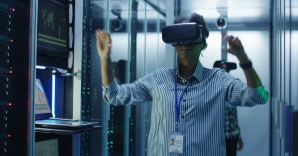 Wanita etnis berkacamata VR bekerja di pusat data — Stok Video