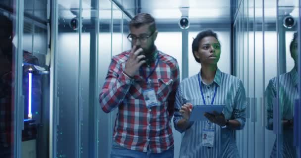 Diverse IT colleagues setting server hardware — Stock Video