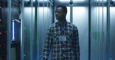 Afrikalı Amerikan bu uzman ayar Sunucular içinde veri merkezi sakallı