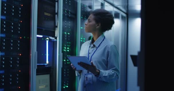 Smiling ethnic woman in data center — Stock Video