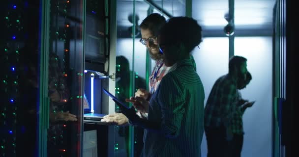 Divers collègues informatiques définissant le matériel du serveur 