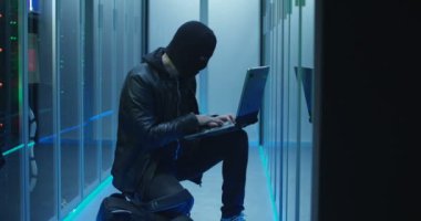 Anonim hacker sunucu sisteme kırma