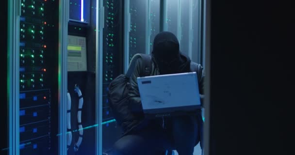 Anonieme hacker breekt in serversysteem — Stockvideo