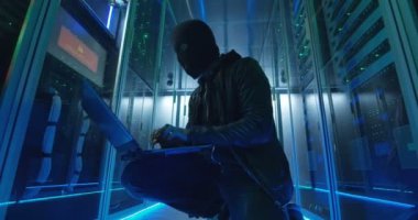 Anonim hacker sunucu sisteme kırma