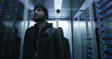 İki hackerlar sunucuları satırları arasında yürüyüş