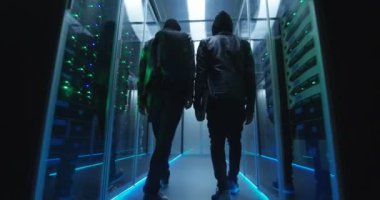 İki hackerlar sunucuları satırları arasında yürüyüş