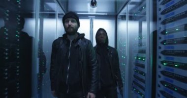 İki hackerlar sunucuları satırları arasında yürüyüş