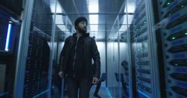 Sunucuları bir saldırı başlayan iki bilgisayar korsanları