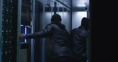 Sunucuları bir saldırı başlayan iki bilgisayar korsanları