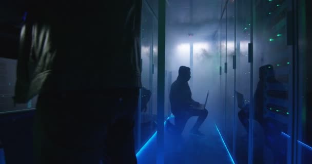 Dos hackers terminando hackear y escapar de una habitación llena de humo — Vídeos de Stock