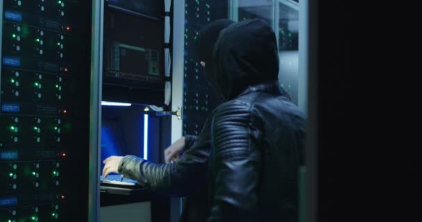 Twee hackers begint een aanval op servers — Stockvideo