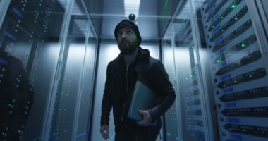 Dizüstü bilgisayar ile sunucuların satırlar arasında gizlice hacker