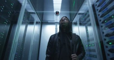 Sunucu odasına yürümeye siyah hacker