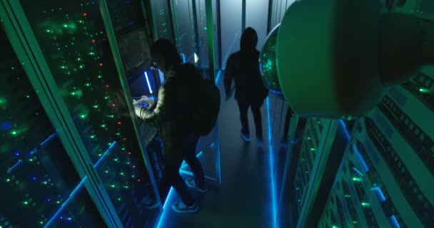 Cámara de vigilancia capturando hackers en la sala de servidores — Vídeos de Stock