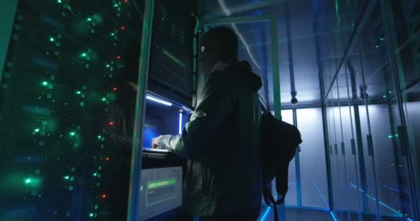 Erwachsener Mann hackt Server mit Computer — Stockvideo