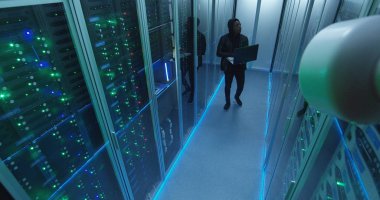 Sunucu odası içinde laptop ile hacker