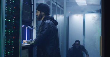 Kesmek bitirme ve duman - dolu Oda kaçan iki hackerlar