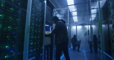 Kesmek bitirme ve duman - dolu Oda kaçan iki hackerlar