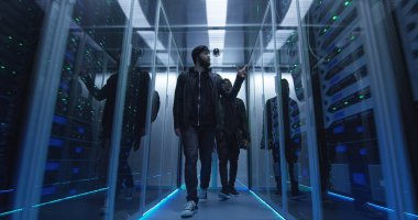 İki hackerlar sunucuları satırları arasında yürüyüş