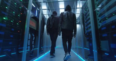 İki hackerlar sunucuları satırları arasında yürüyüş