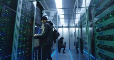 İki hackerlar sunucuları satırları arasında yürüyüş
