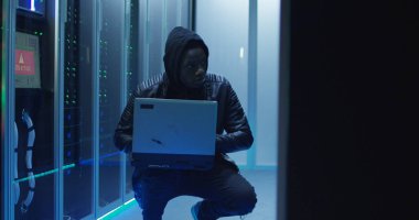 Bir veri merkezindeki çömelmiş hacker