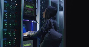 Siyah adam bilgisayar sistemindeki sunucu odası kesmek