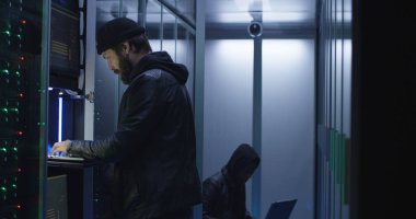 Sunucuları bir saldırı başlayan iki bilgisayar korsanları