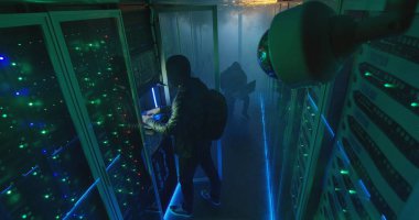 İki hackerlar bir maske ve dizüstü bilgisayarlarda hoodie