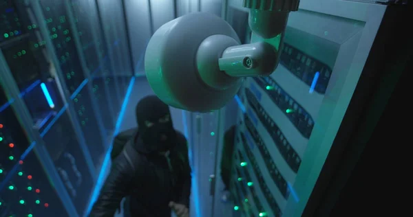 Cámara de vigilancia capturando hackers en la sala de servidores — Foto de Stock