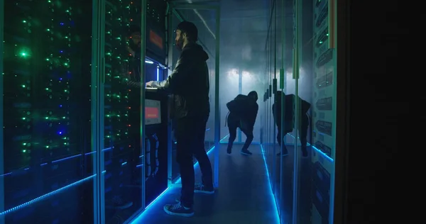 Due hacker finiscono l'attacco e scappano da un data center affumicato — Foto Stock