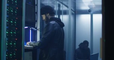Kesmek bitirme ve duman - dolu Oda kaçan iki hackerlar