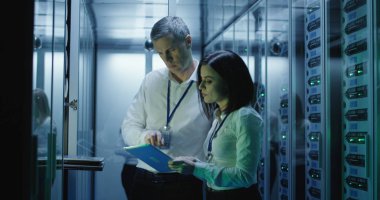 Veri merkezi meslektaşları ile tablet