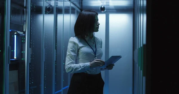 Kobieta technik działa na tablecie w centrum danych — Zdjęcie stockowe