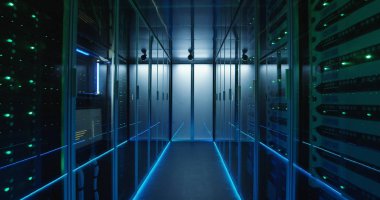 Bir modern veri merkezi uzun koridor tam sunucu rafları
