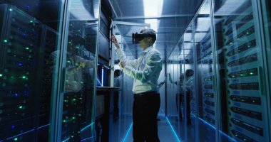 Teknisyen bir Vr kulaklık giyen bir veri merkezinde çalışıyor