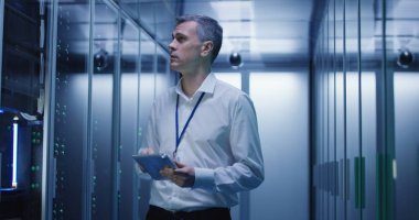 Bir veri merkezindeki tablet teknisyen çalışır