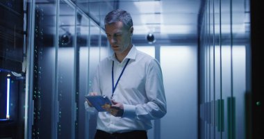 Bir veri merkezindeki tablet teknisyen çalışır