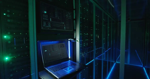 Pantalla de inicio de sesión de computadora en un centro de datos moderno — Foto de Stock