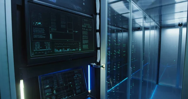 Dator inloggningsskärmen i ett modernt datacenter — Stockfoto